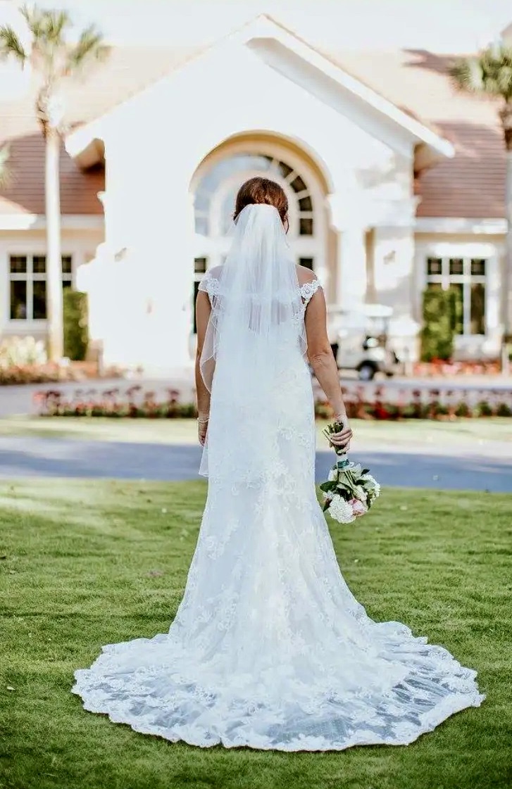 Bride approaching clubhouse